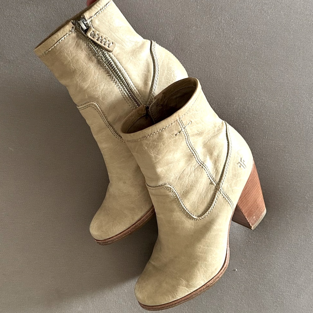 Frye Patty Artisan Heeled Ankle Boots in Bone. Size 7.5 M.